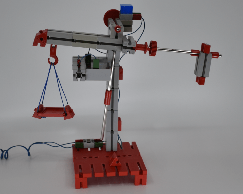 Front view of the fischertechnik EM1 model 4 - Beam Balance Scale