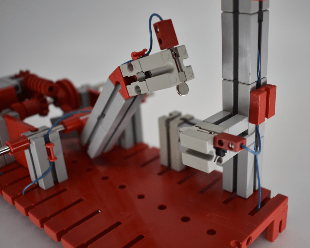 fischertechnik metal contact anchored in blocks using wire connectors