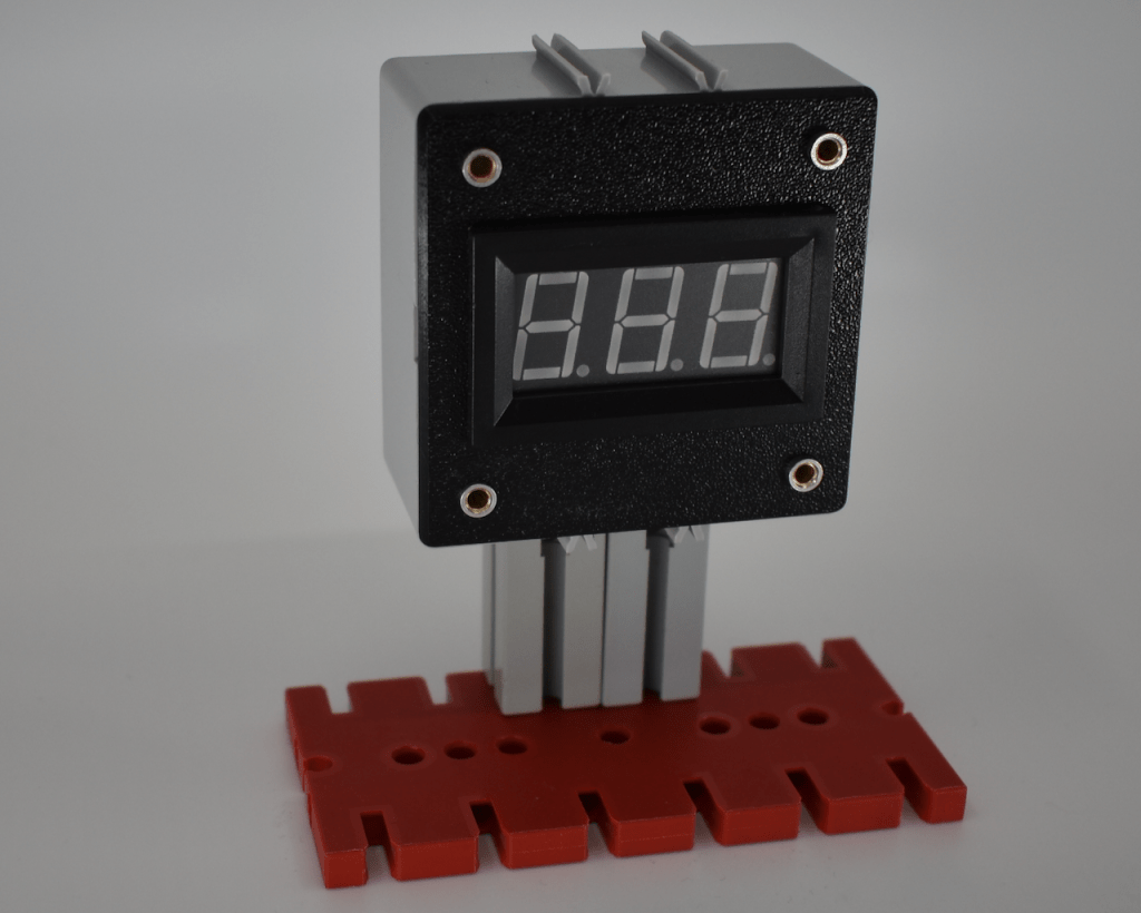 Voltmeter from Adafruit in 3d printed lid for fischertechnik cassette bottom