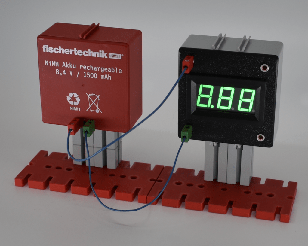 Running voltmeter from Adafruit in 3d printed lid for fischertechnik cassette bottom showing battery voltage